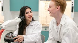 Två elever interagerar i labbsal