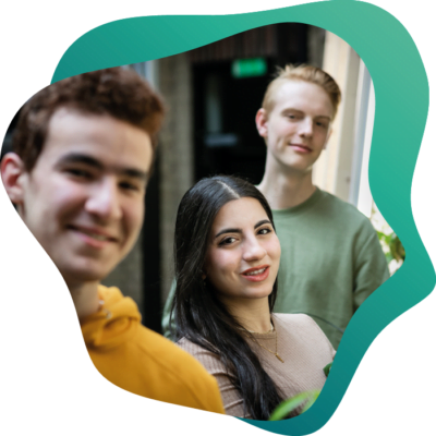 Tre elever arbetar i den hydroponiska odlingen.