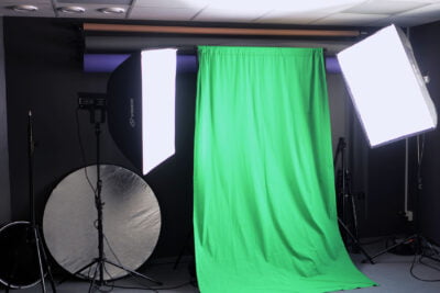 Fotostudio med fotolampor och greenscreen.