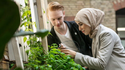 Två elever i labbsal.