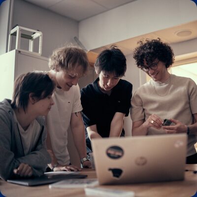 Fyra elever i skolans Makerspace som testar sig fram.