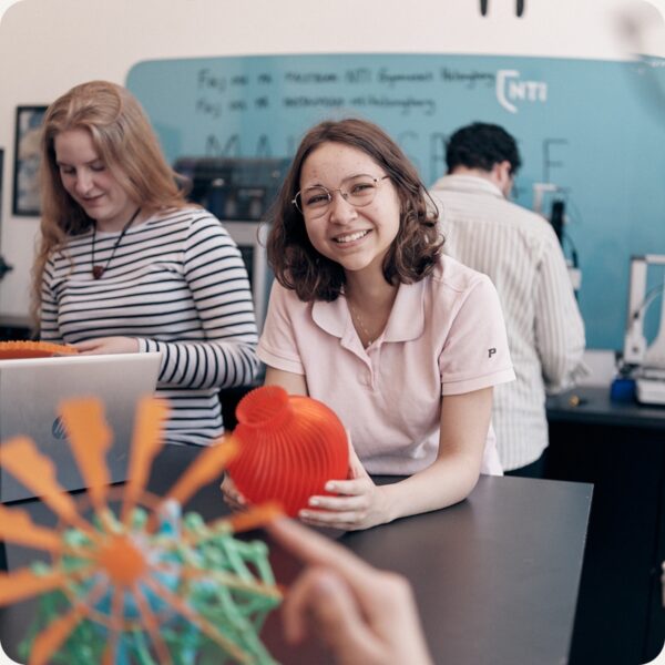 Glad elev i skolans Makerspace som tittar in i kameran.